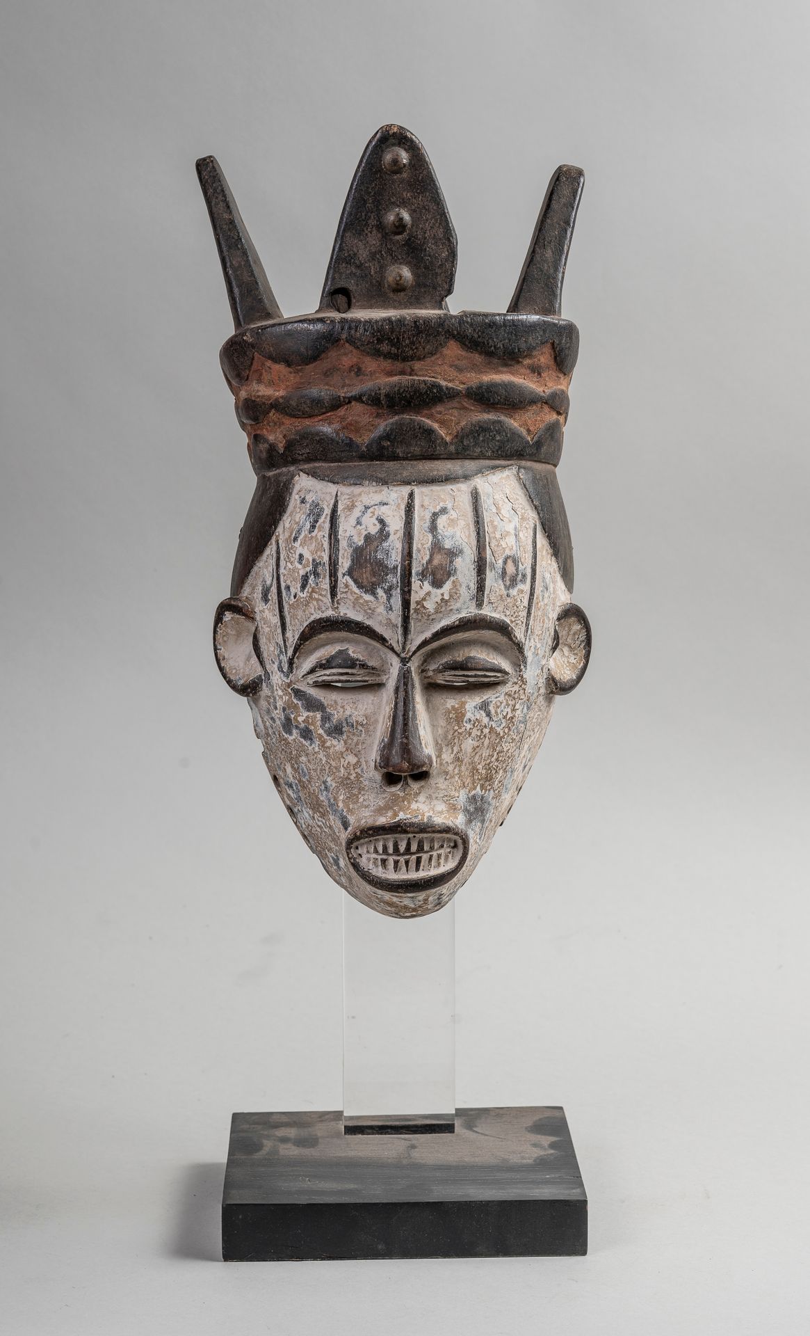 Null 
IBO-Maske aus bemaltem Holz. H 36 cm.