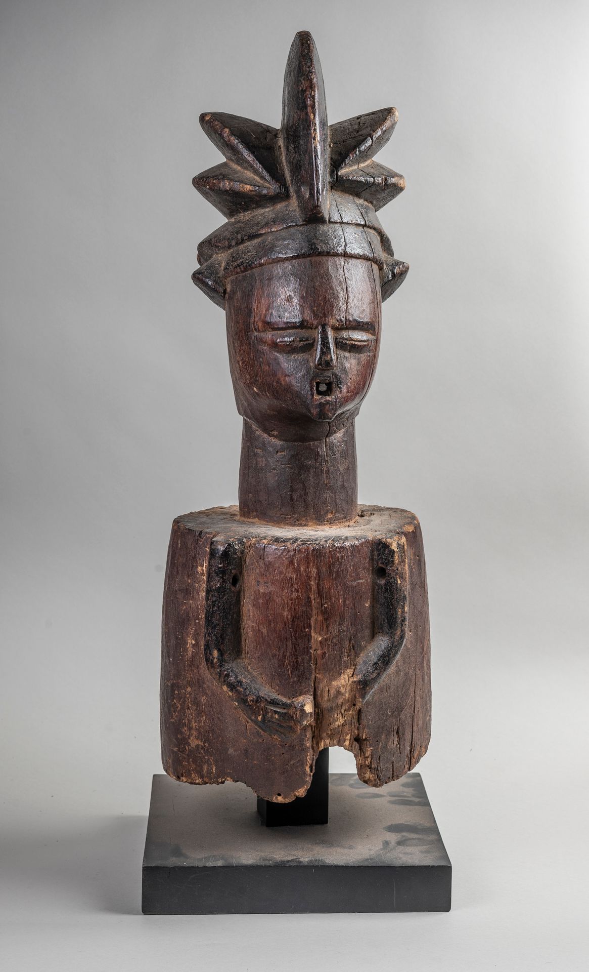 Null 
URHOBO, NIGERIA, statue d'autel. H. 57 cm.
