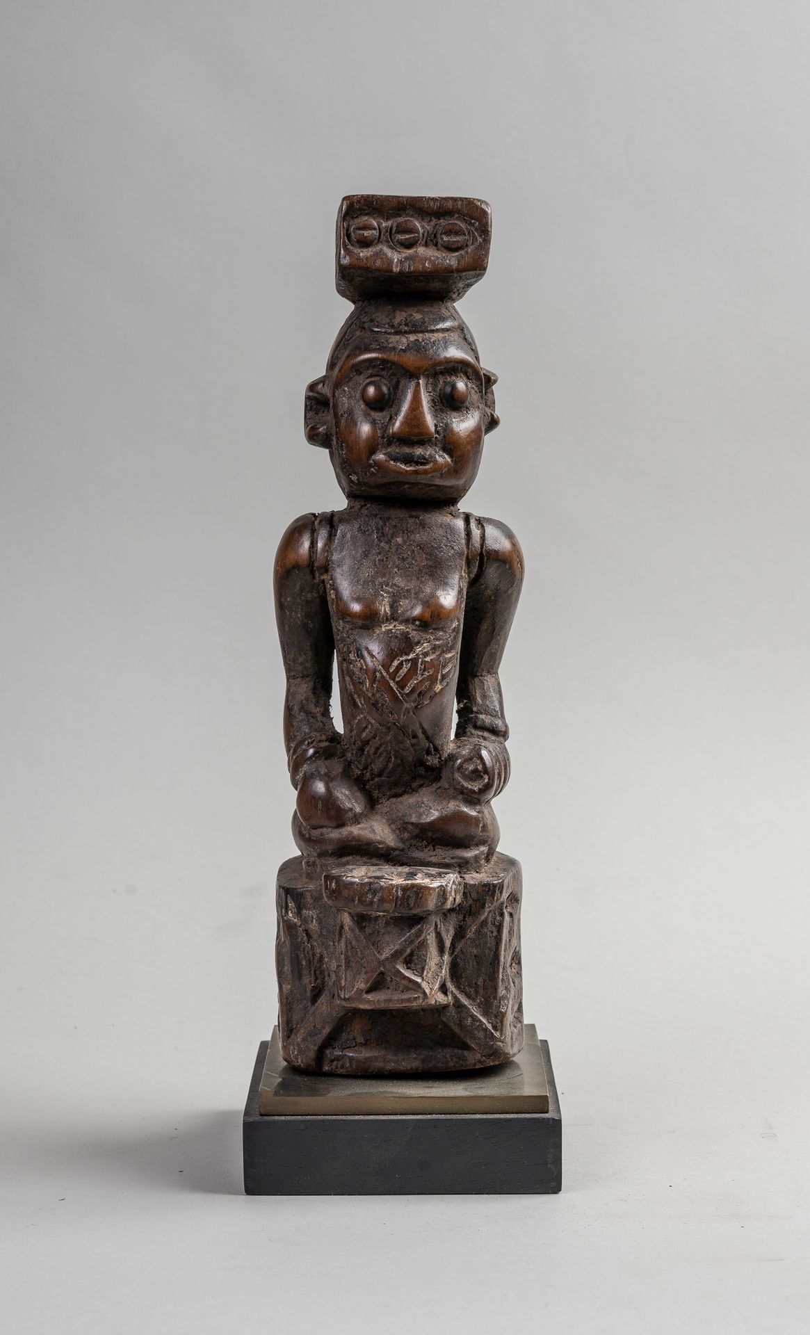 Null 
刚果民主共和国，KUBA LUALUA 雕刻的木制鼓手雕像。高29.5厘米。
