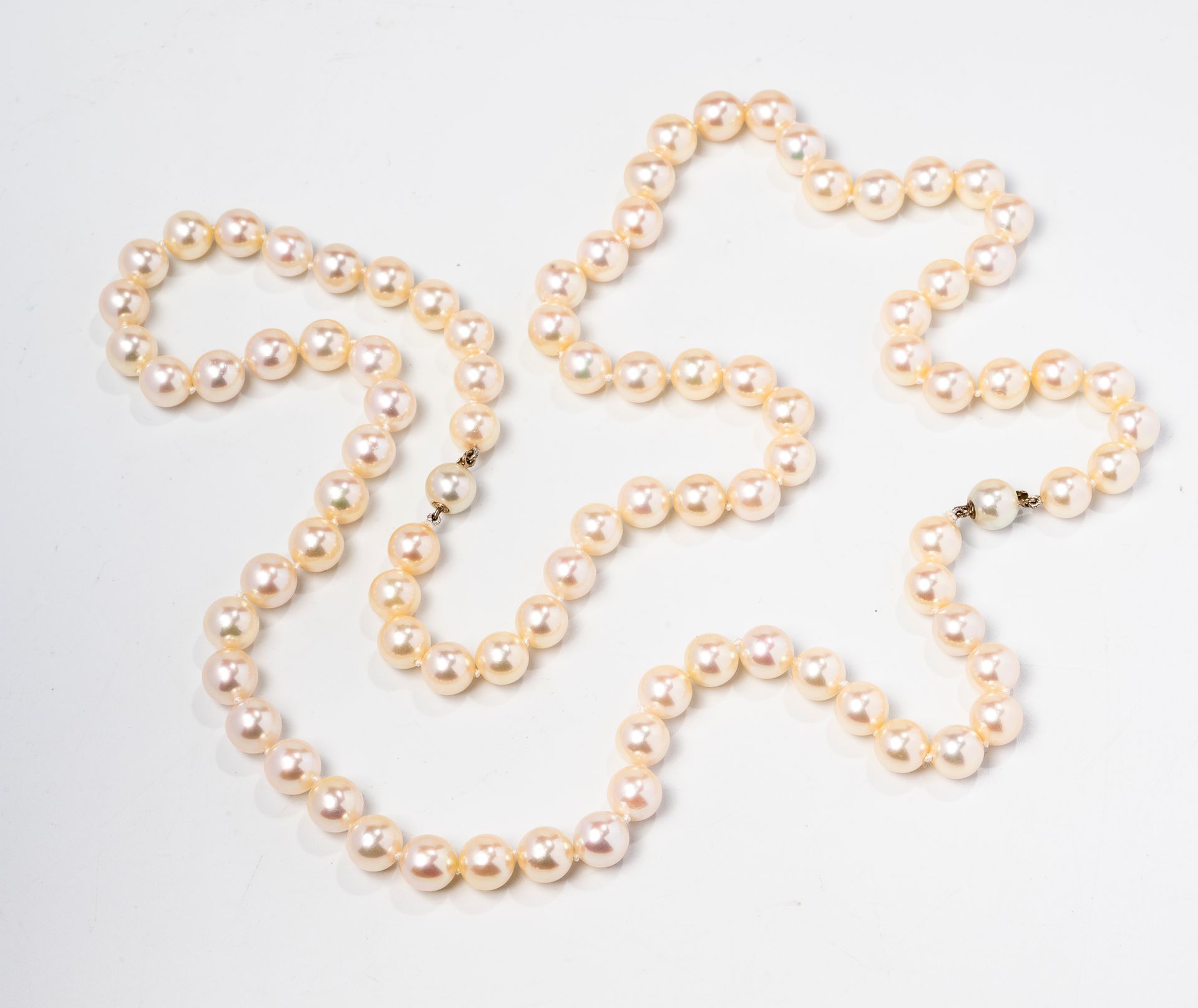 Null 长项链，可以变成两条养殖珍珠项链，幻觉扣。

毛重：72克。

长度：81.4厘米。