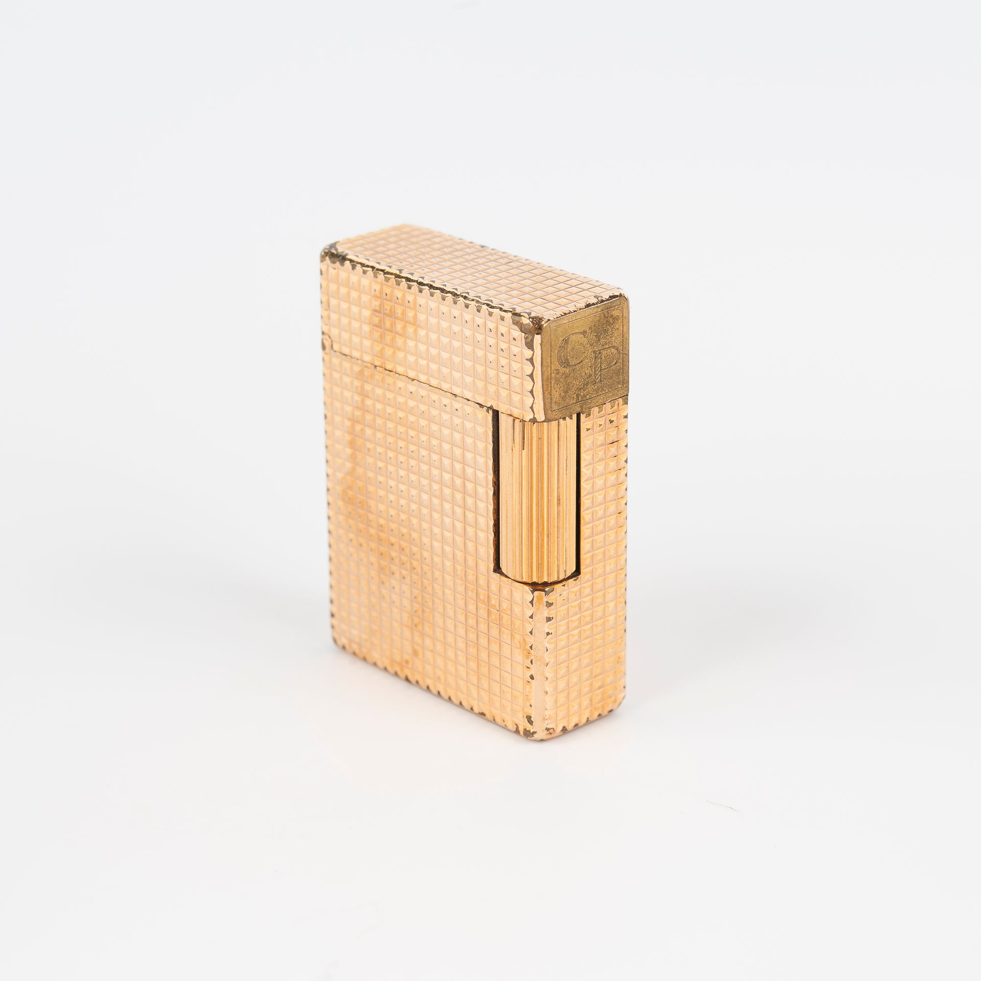 Null DUPONT. Lighter in gilded metal with geometrical decoration. (wears)