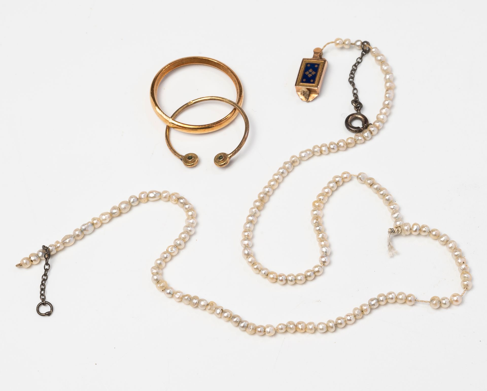 Null 750°/°黄金拍品，包括一枚结婚戒指（TDD 56）、一枚非封闭式戒指（TDD 50）和一条带珐琅彩扣的珍珠籽珠项链。

19世纪的作品。

毛重：&hellip;