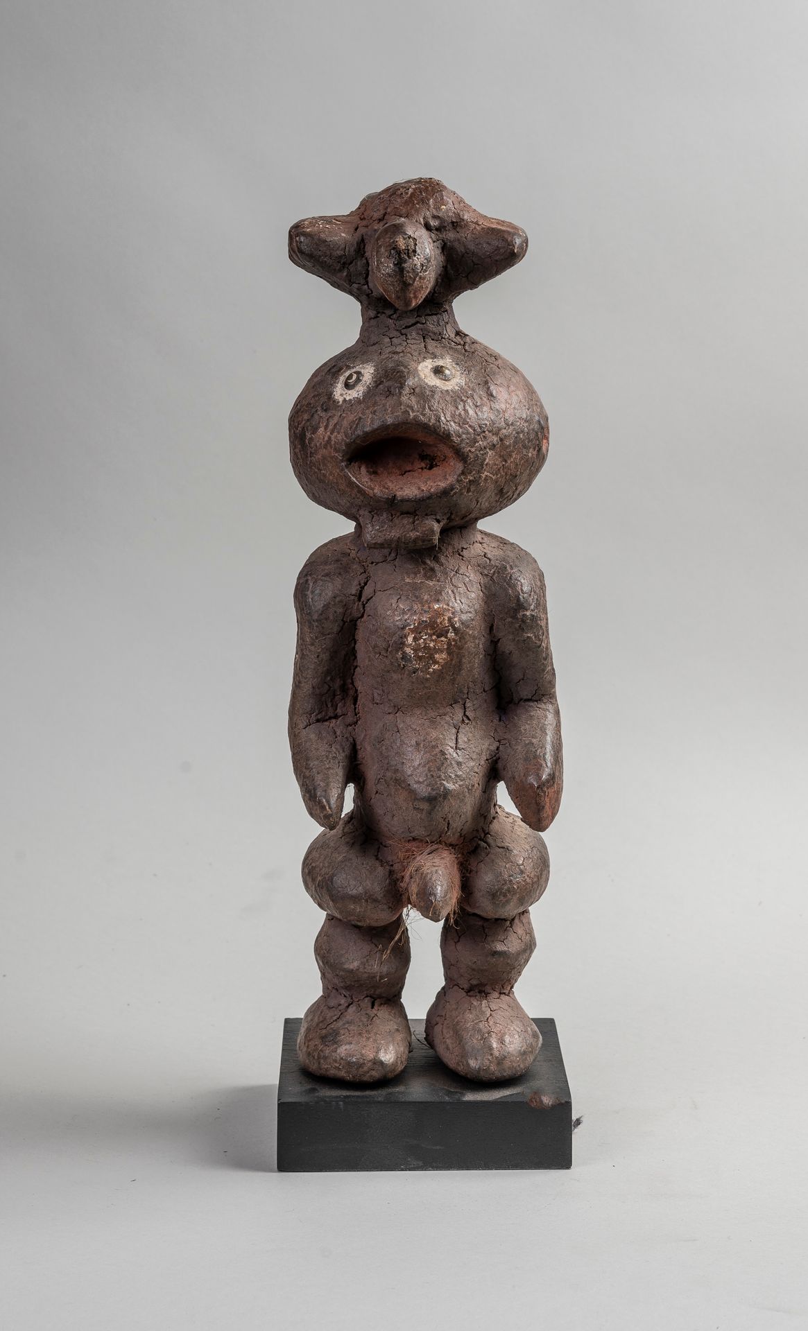 Null 
NIGERIA CHAMBA sculpture in carved wood with patina and paint. H. 39 cm.