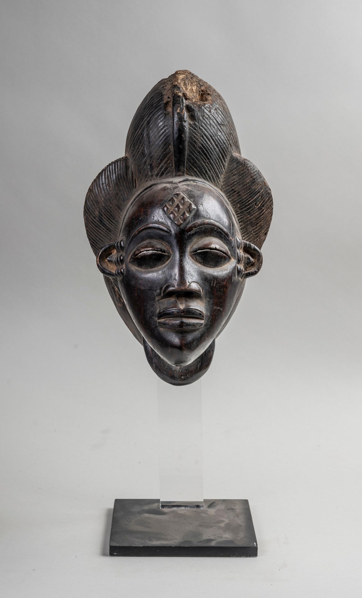 Null 
PUNU-Maske aus geschnitztem Holz. H.32 cm.