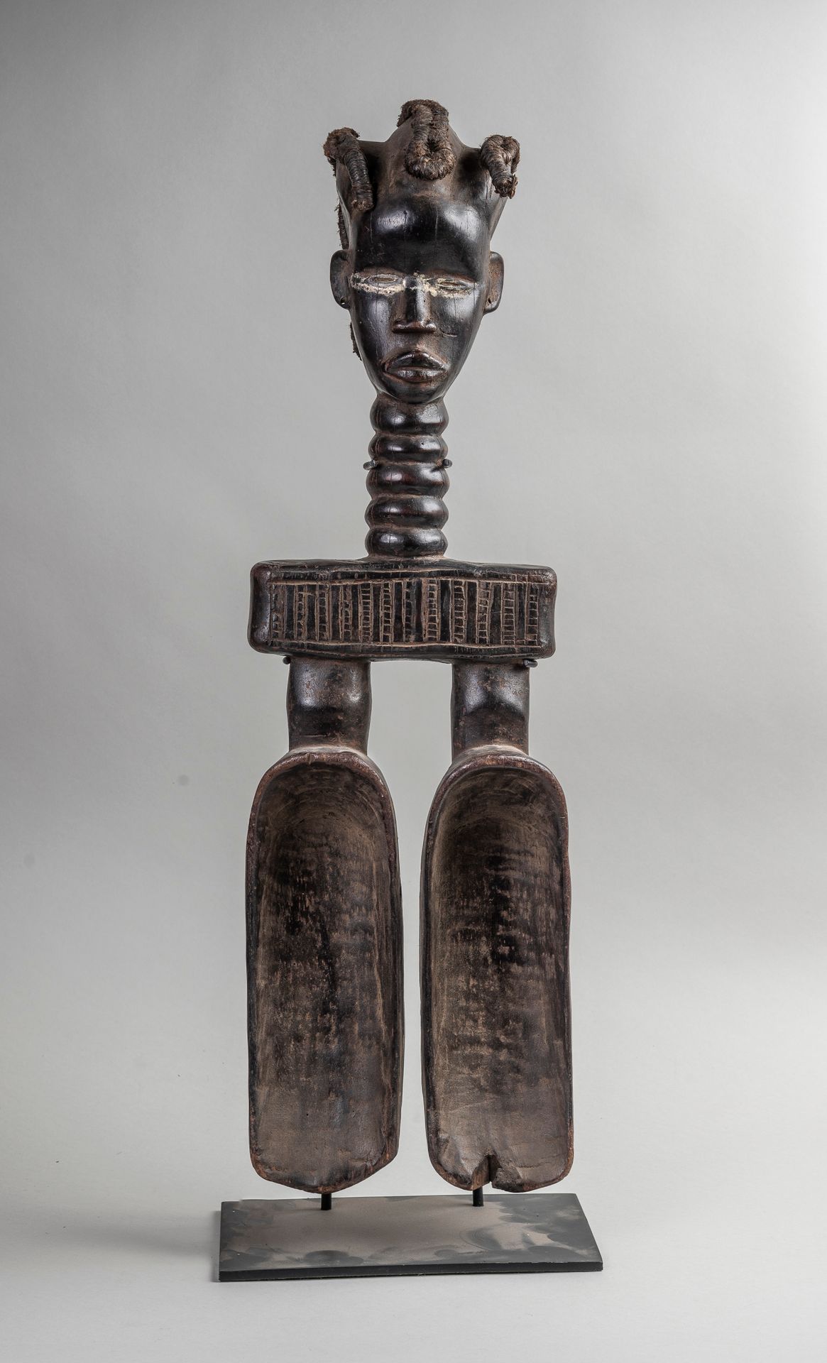 Null 
Double cuillère DAN en bois sculpté à motif d'une tête de femme. H.60 cm.