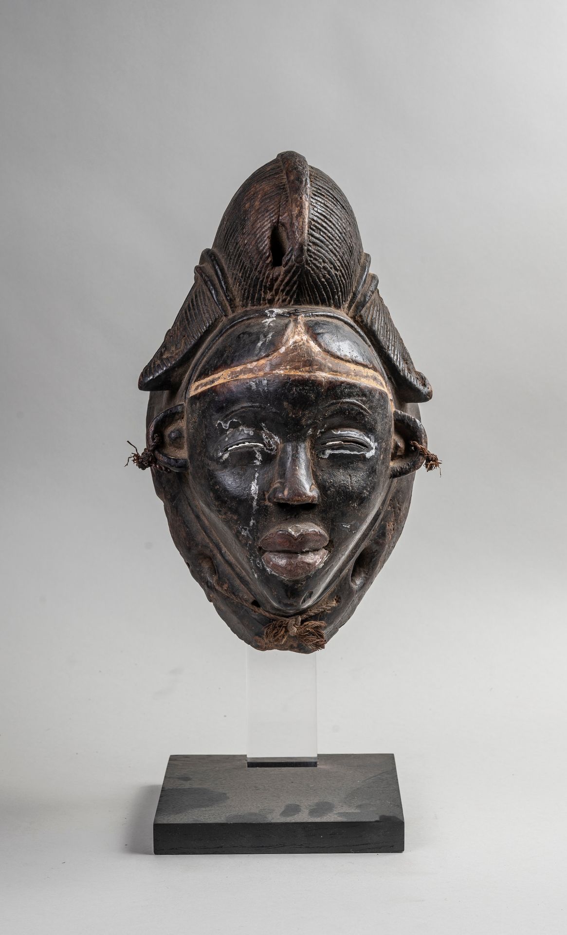 Null 
PUNU-Maske aus geschnitztem Holz. H 39 cm.