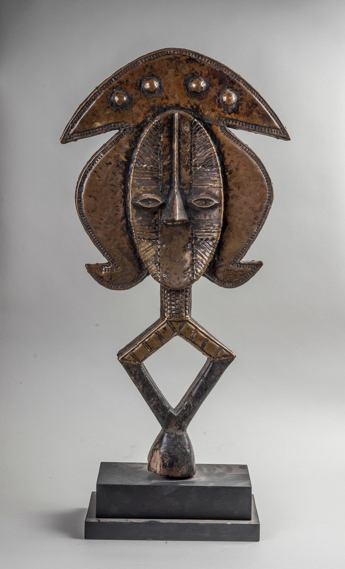 Null 
KOTA, Bifacial Reliquary. H. 61 cm.