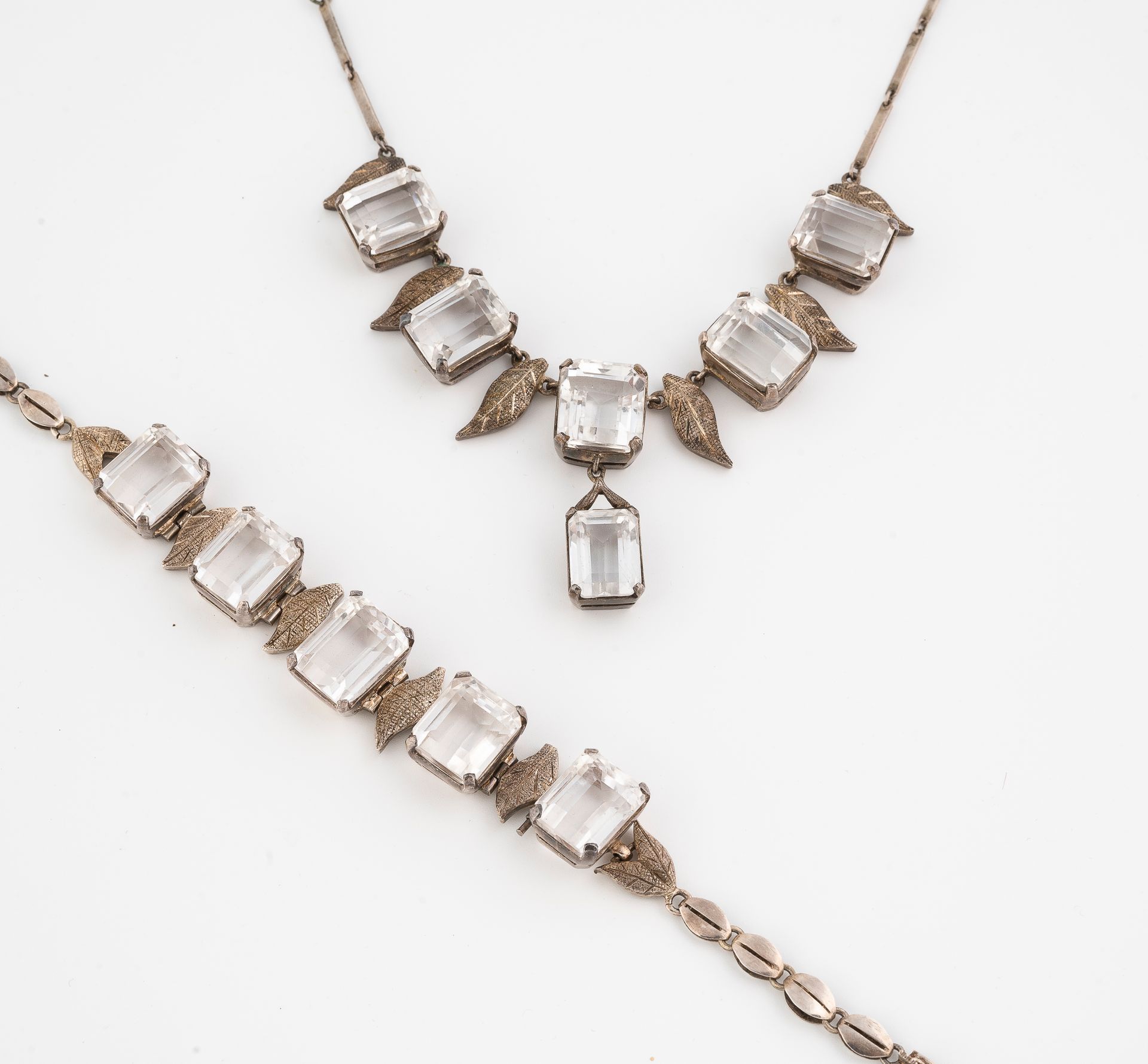 Null Demi-parure en métal argenté et cristal comprenant un collier et un bracele&hellip;