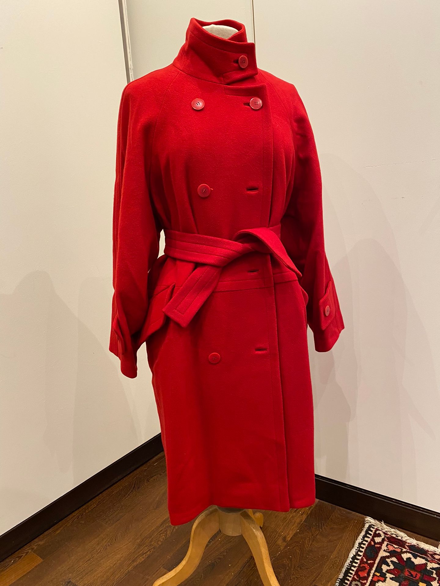 Null HERMES

Abrigo rojo de viscosa con cinturón para mujer. 

Talla 42.
