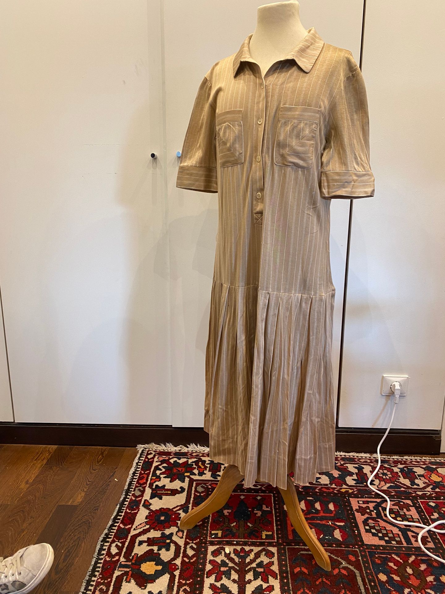 Null Louis FERAUD dans la rue, Kleid aus gestreifter Baumwolle in beige, Flecken&hellip;