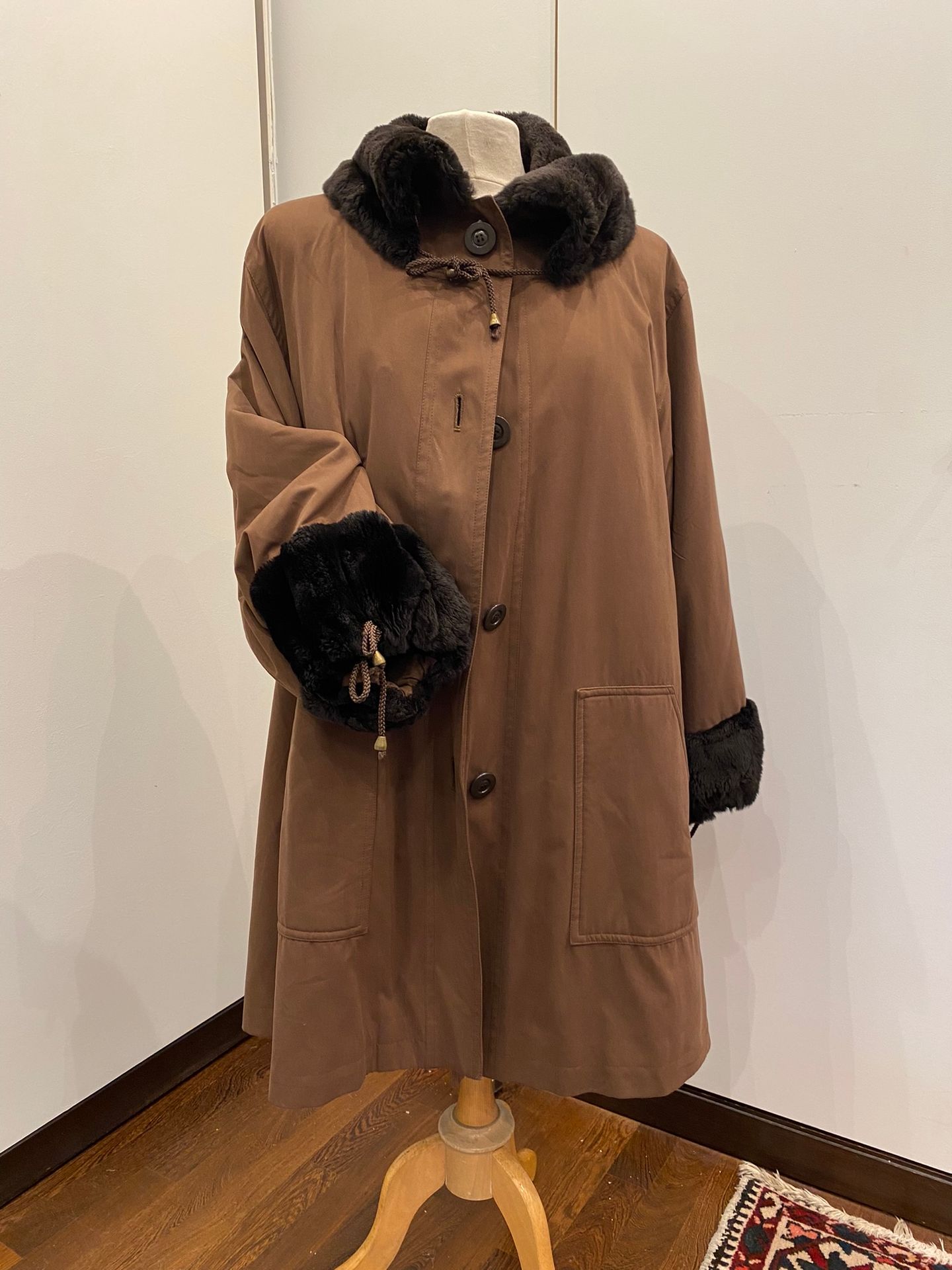 Null Yves Saint Laurent皮草和丝绸大衣，可拆卸的皮草衬里

尺寸40