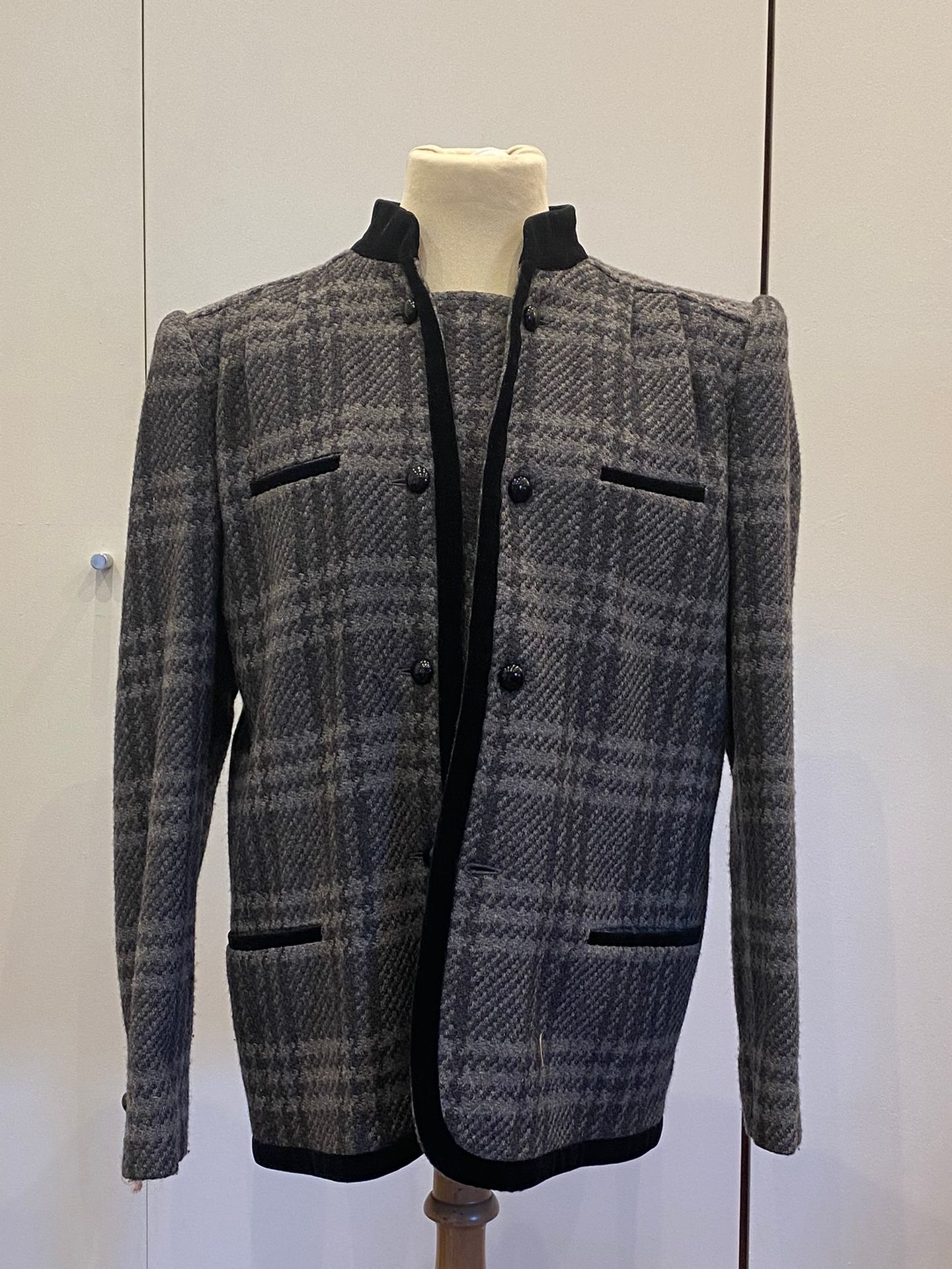 Null VALENTINO wool jacket with dark gray plaid pattern on gray background, blac&hellip;