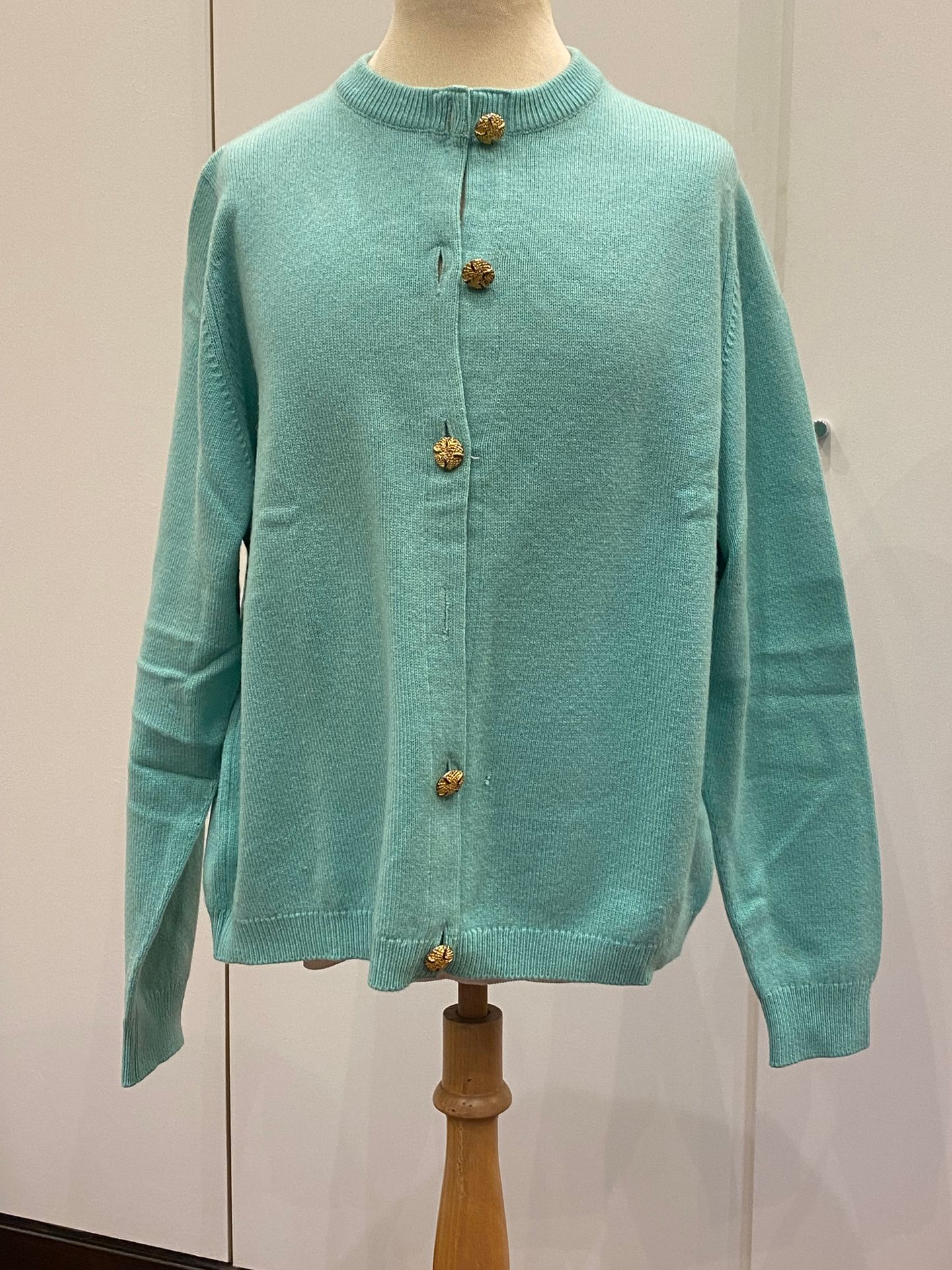 Null BALLANTYNE，两件羊绒衫，一件绿松石色，一件绿色，尺寸为44号（绿松石色羊绒衫上的一个纽扣丢失）。
