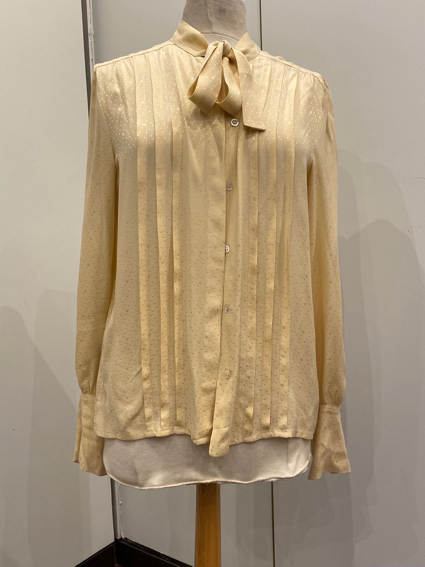 Null CHANEL BOUTIQUE 

Blouse with lavaliere and musketeer cuffs in silk.