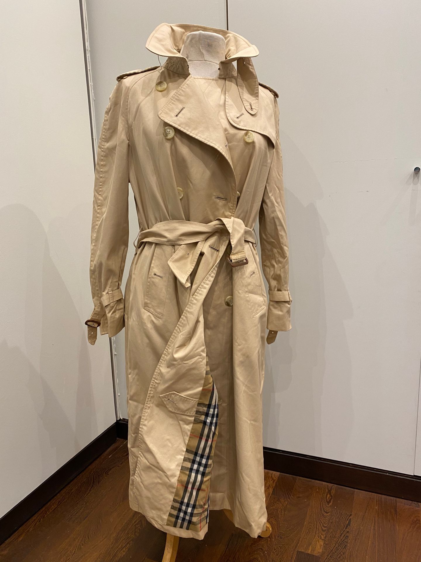 Null BURBERRY, 

Beige trench coat with belt, 

Size L
