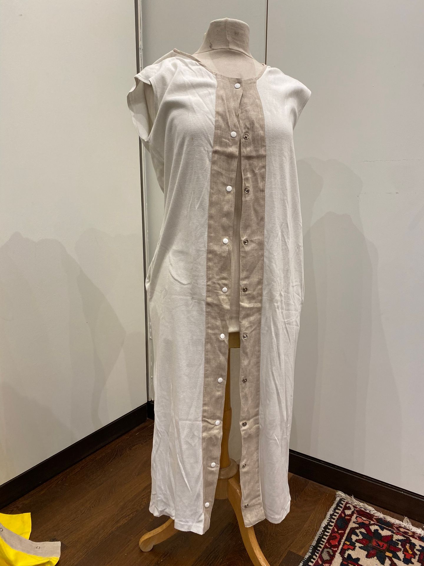 Null VICTOIRE

Robe sans manches en coton et lin blanc et beige.

Taille 40.