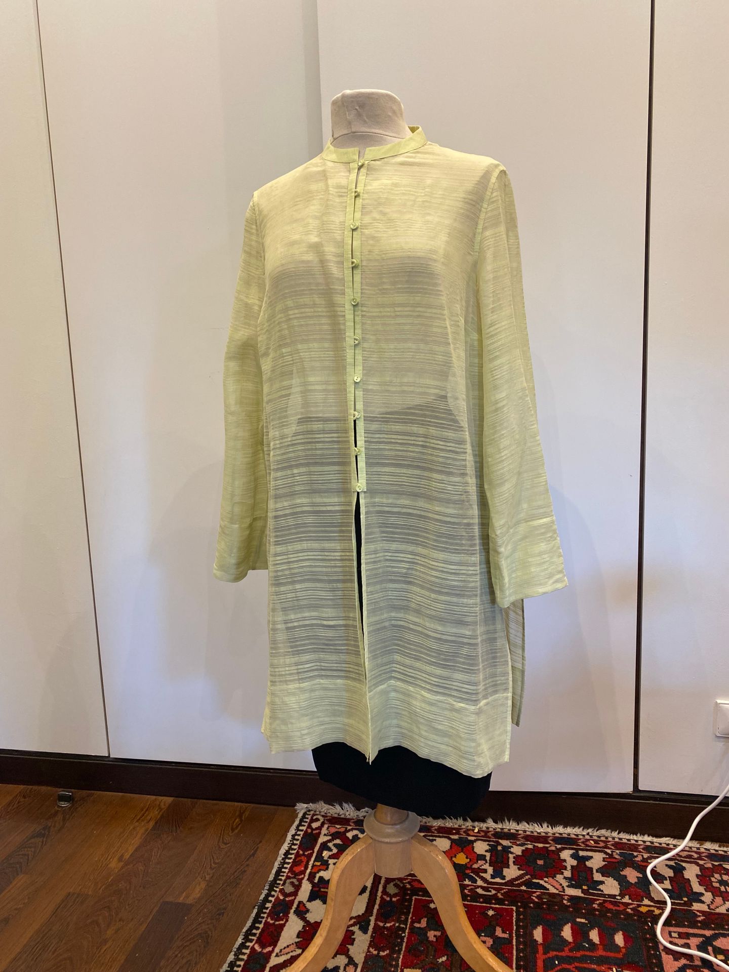 Null LOUIS FERAUD, túnica de lino y seda verde anís, talla 44, probablemente nun&hellip;