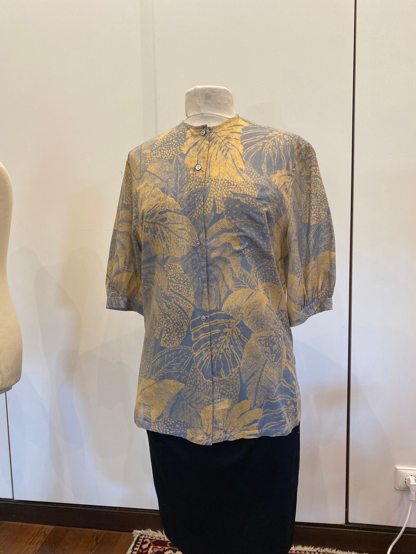 Null CHARVET, blusa de algodón con estampado de follaje amarillo y gris, talla M