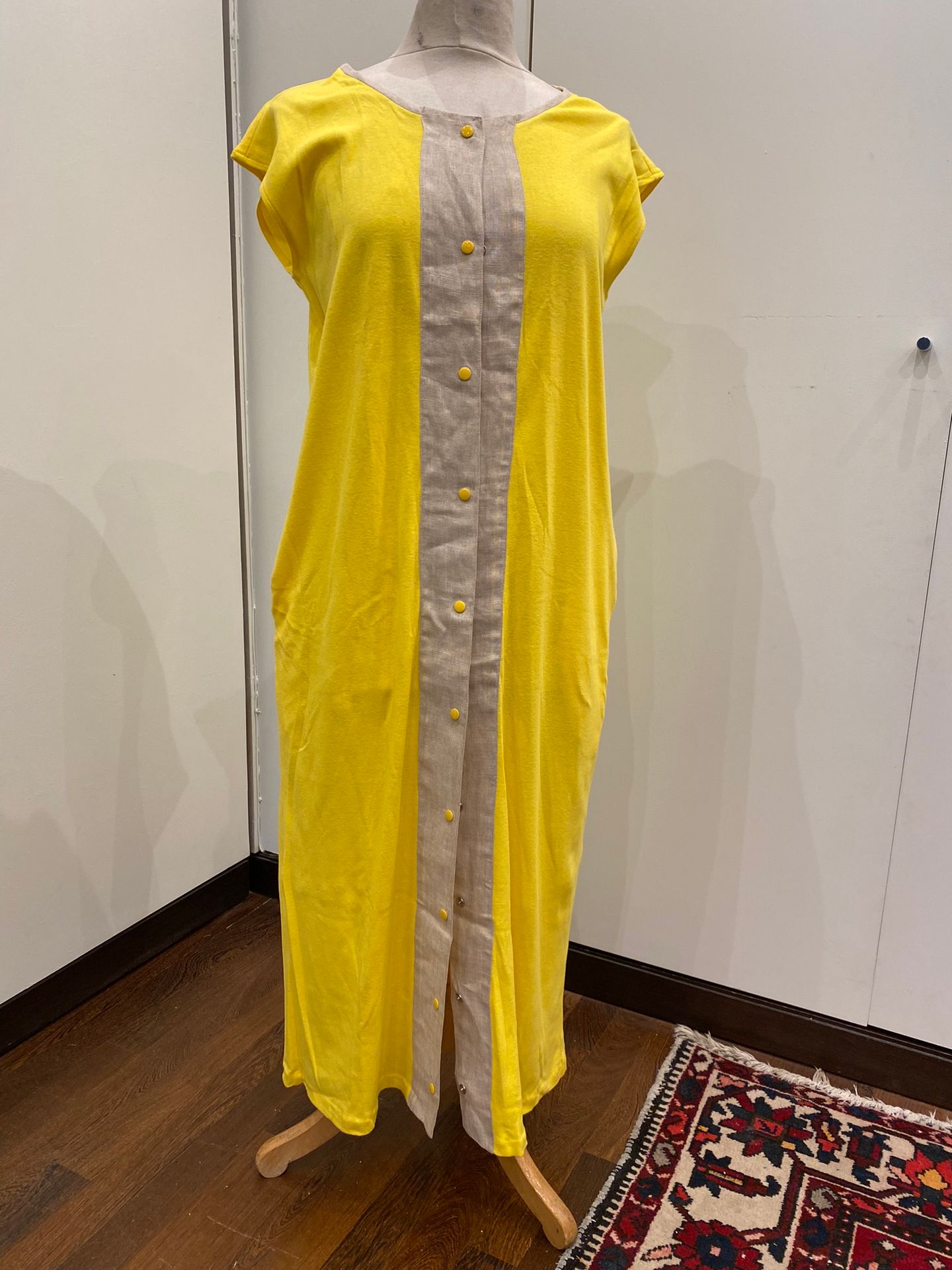 Null VICTOIRE

Robe sans manche en coton et lin jaune et beige.

Taille 40