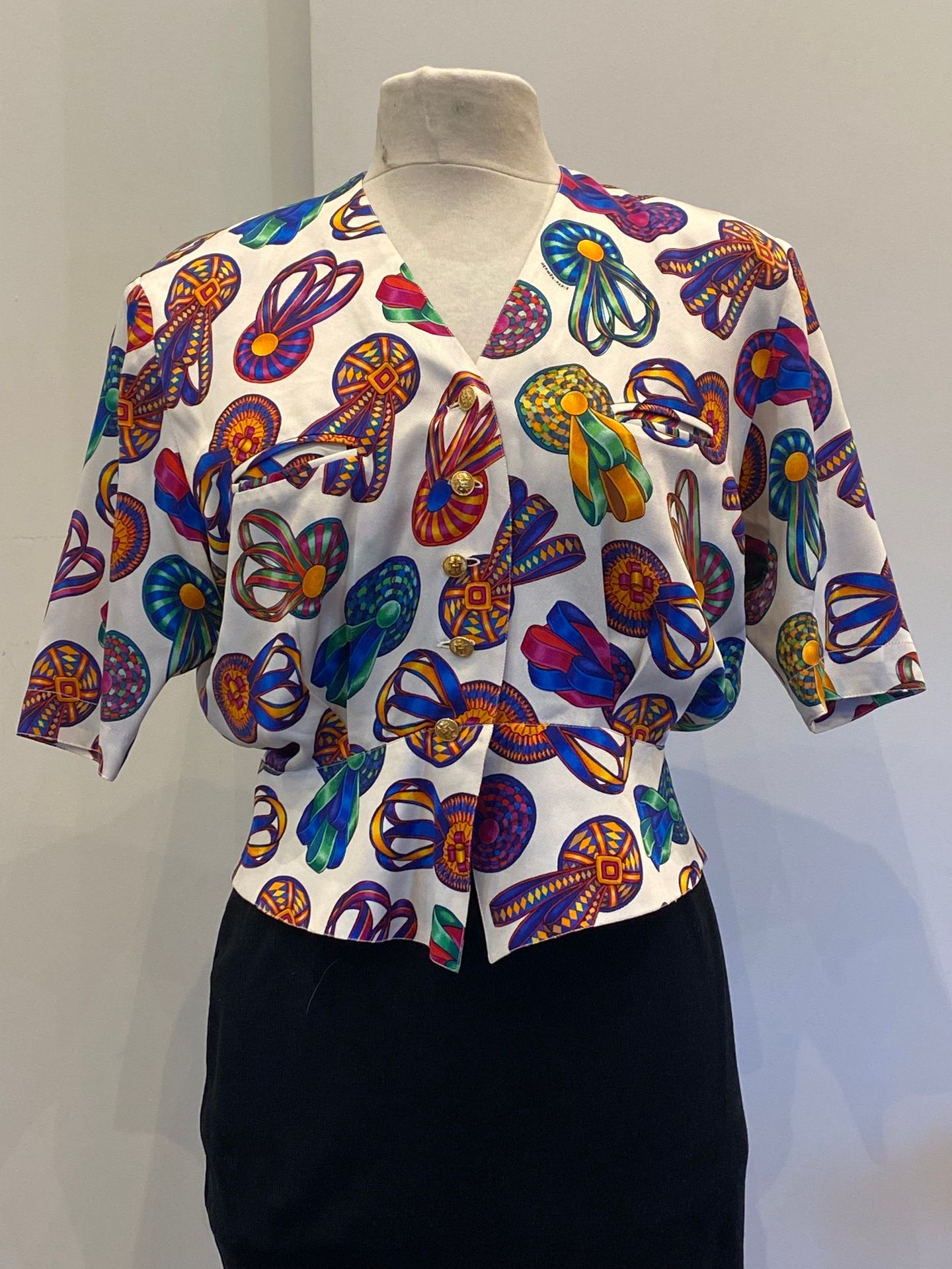 Null HERMES, light jacket in silk printed with multicolored cockades on a white &hellip;
