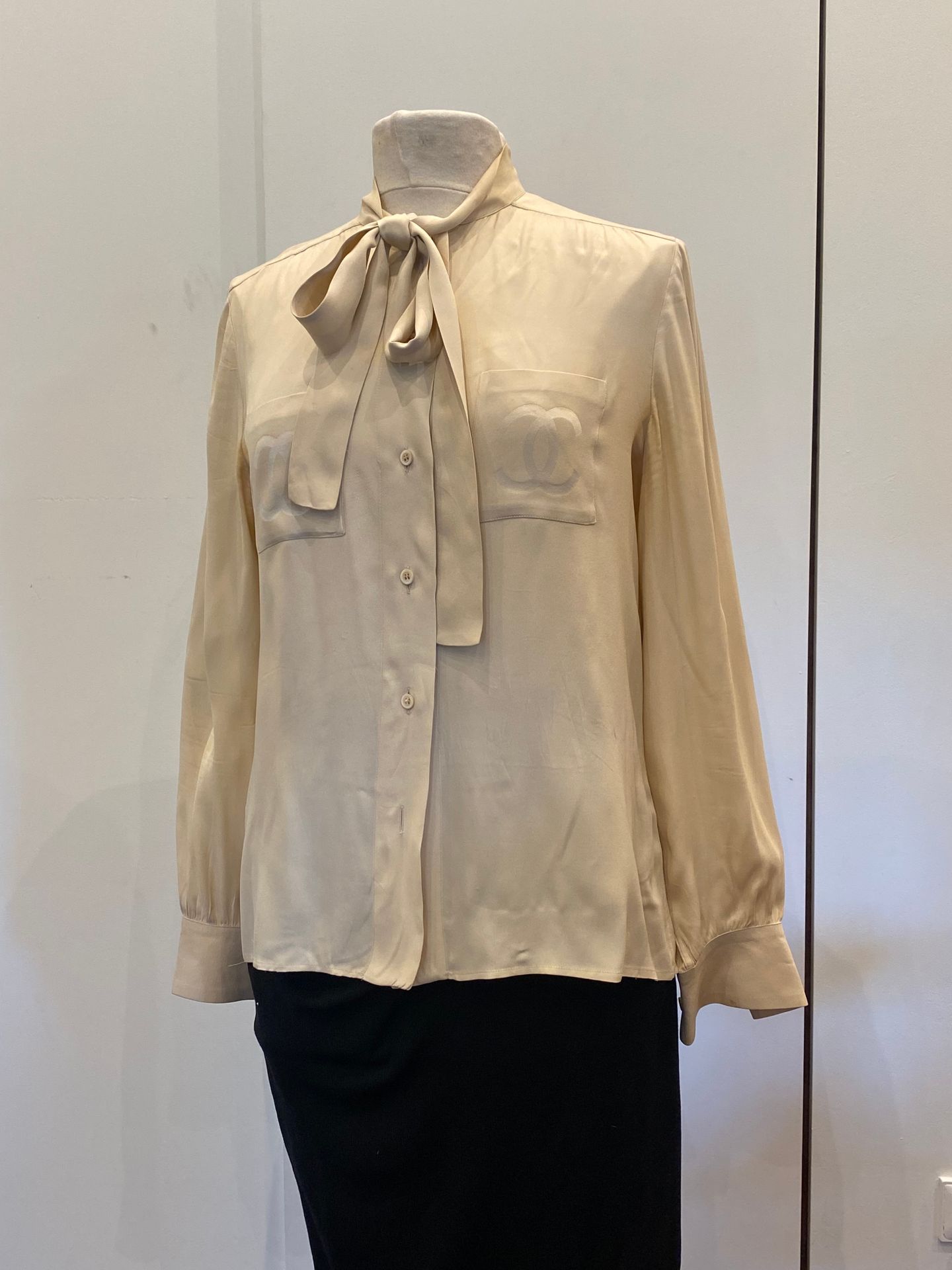 Null CHANEL, beige silk blouse, signed on both pockets (label damaged and small &hellip;