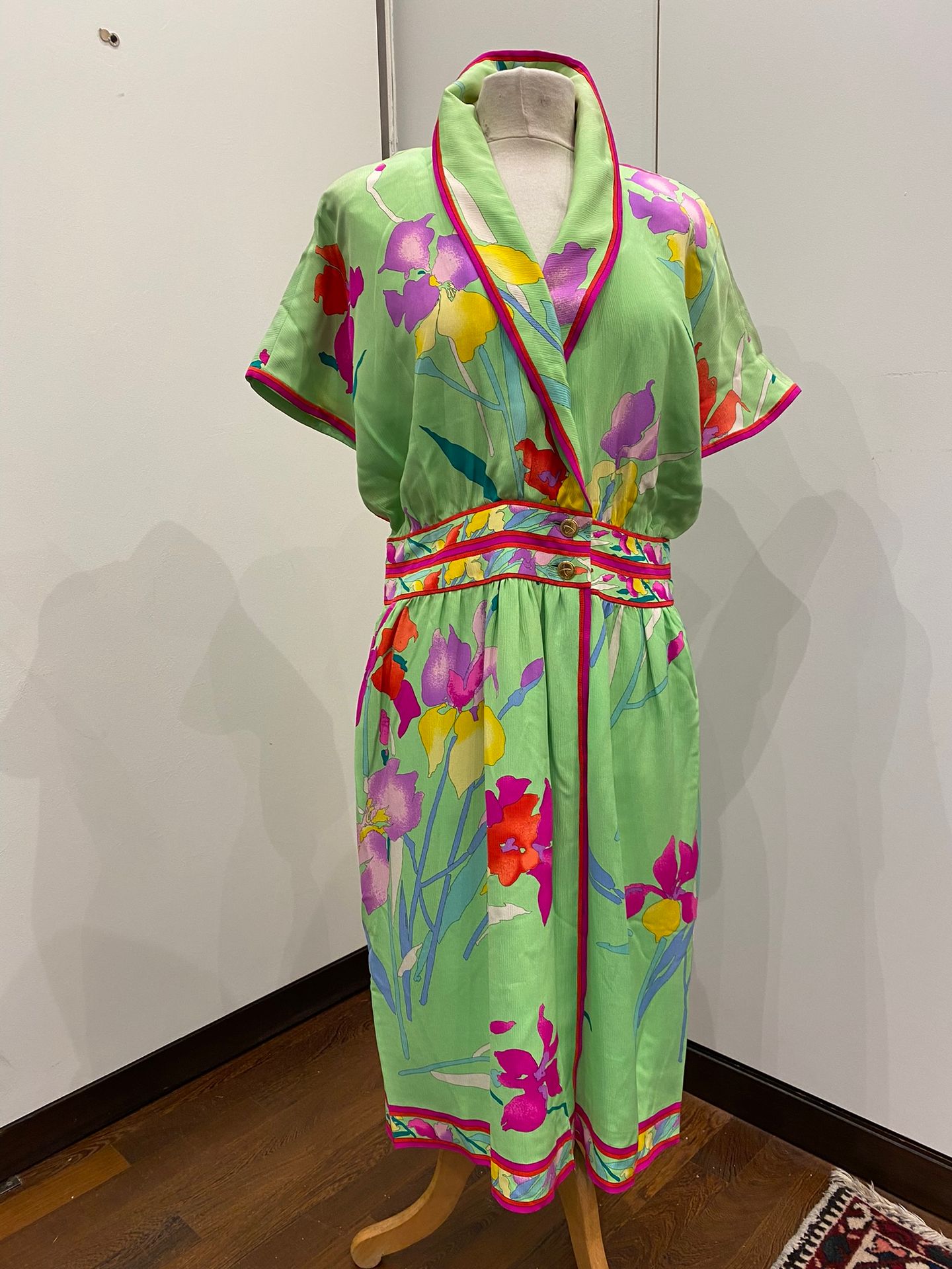 Null LEONARD 

Silk dress with iris pattern on green background.

Size 3.