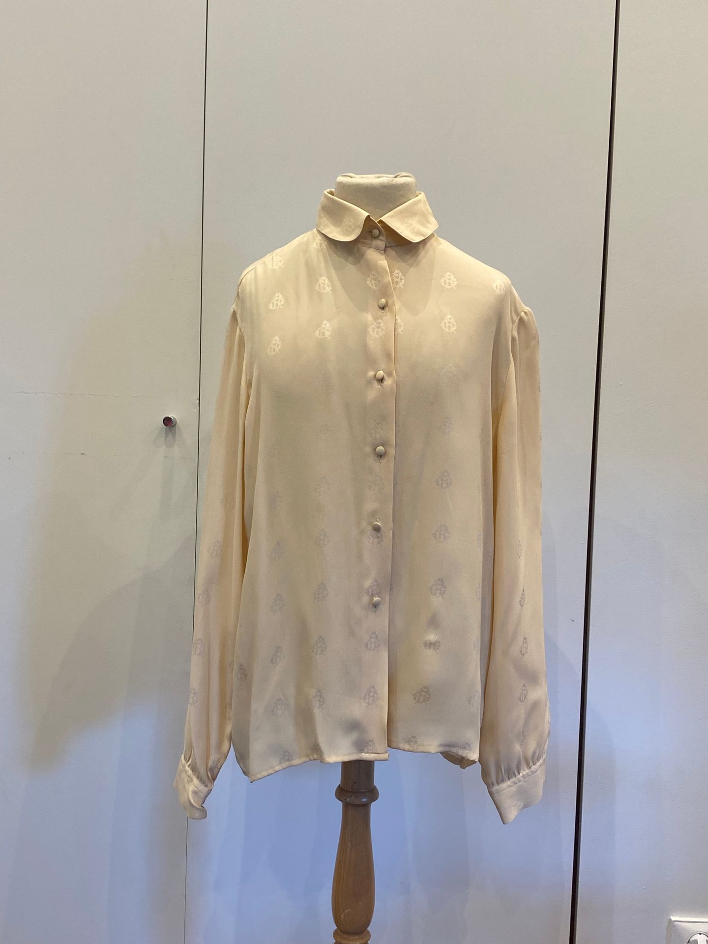 Null ROGER et GALLET, beige silk blouse monogrammed RG, BE, Size 42
