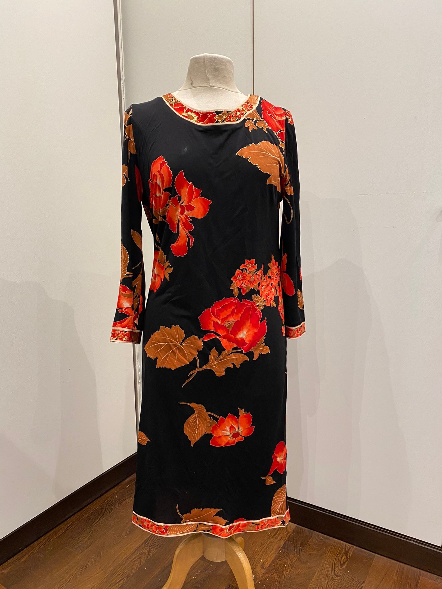 Null LEONARD

Silk dress.

Size 48