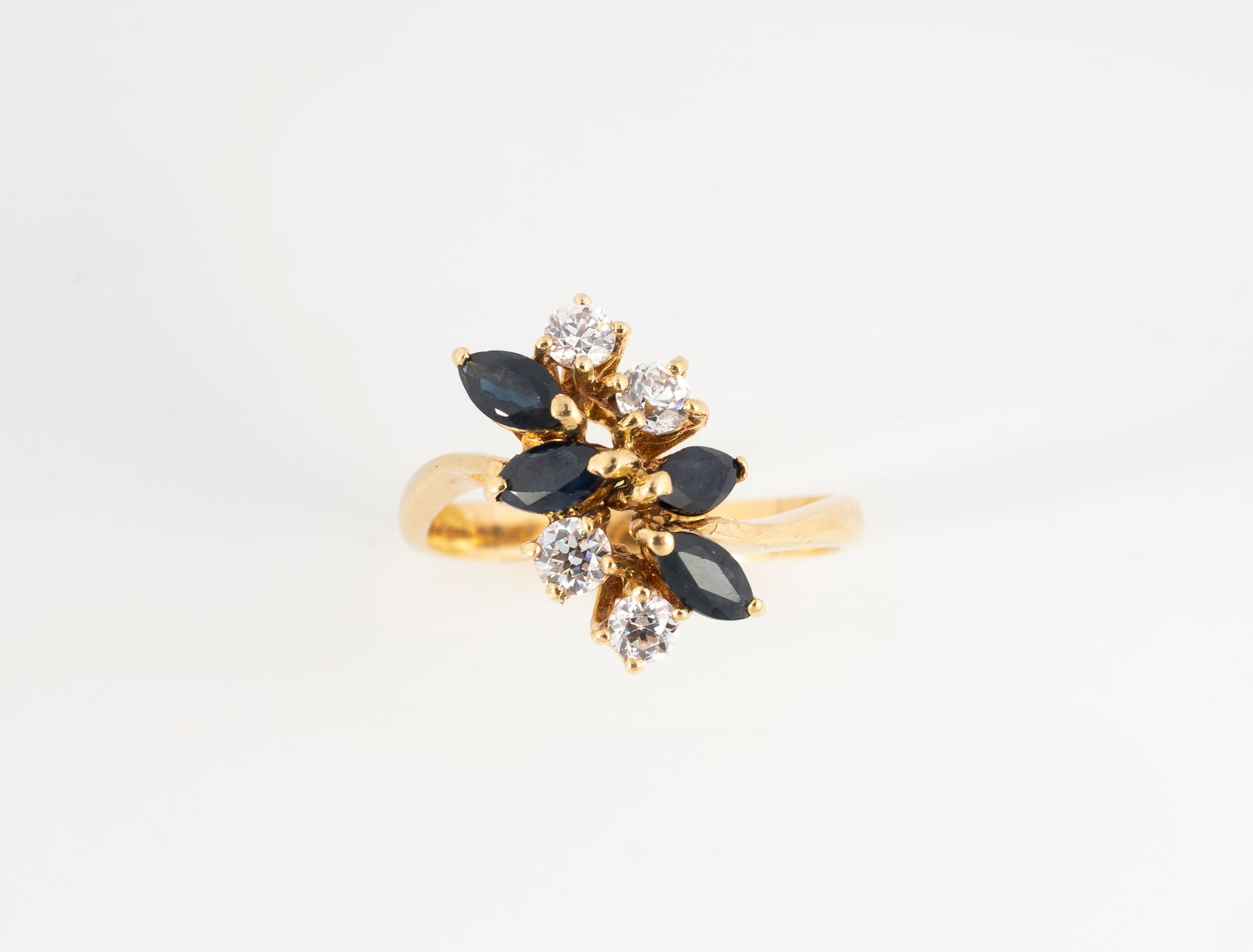 Null 750°/°金制叶形戒指，镶嵌着用钻石强化的脐形蓝宝石。
TDD 54
毛重：3.7克。