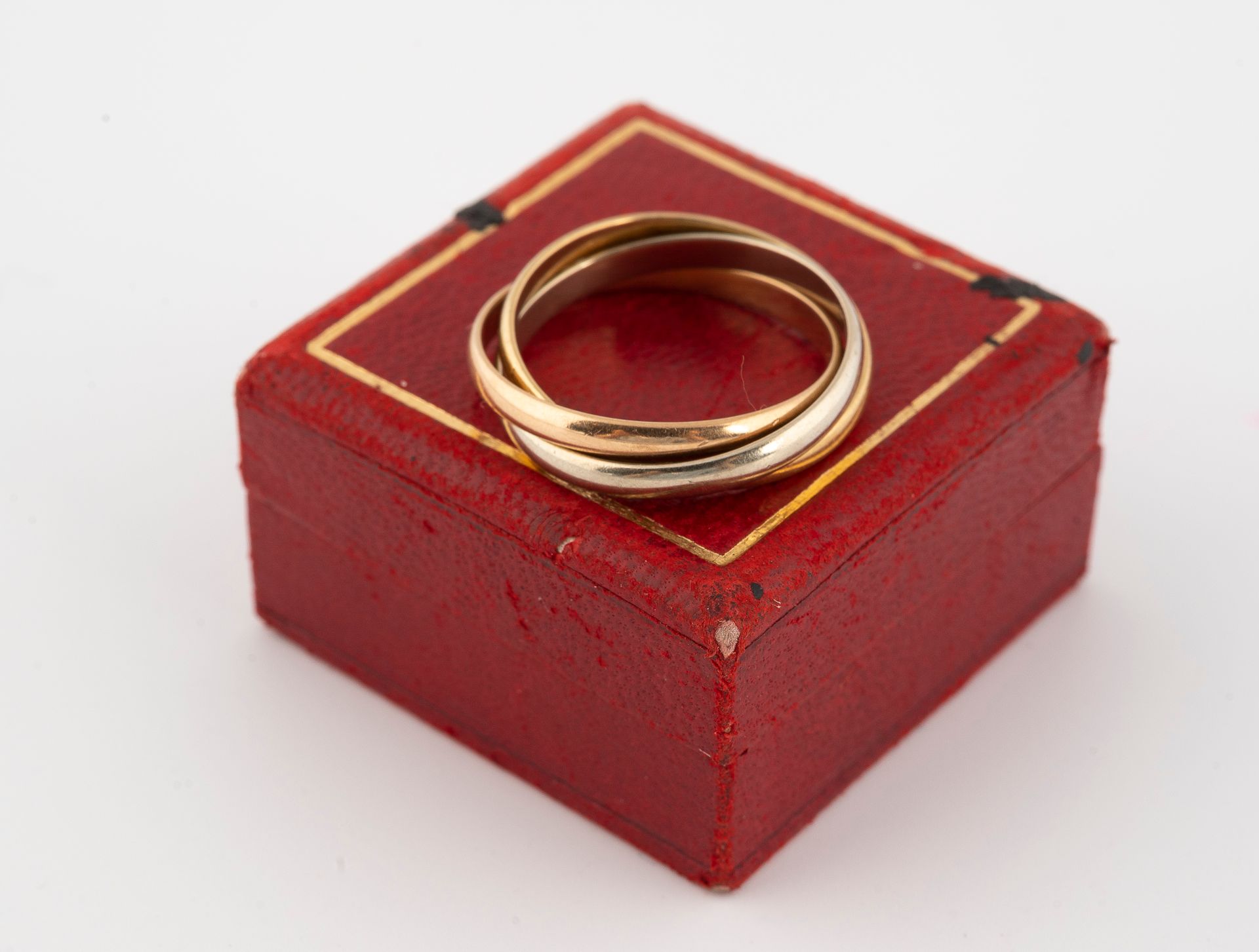 Null 巴黎卡地亚公司。
三位一体结婚戒指，三金750°/°。
签在一个箱子里。
TDD 58
重量：5.12克。