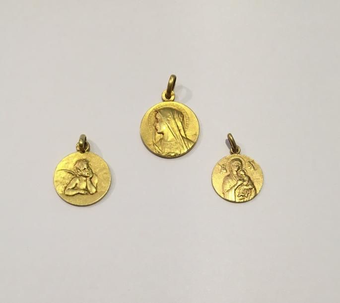 Null Trois médailles religieuses en or (750 millièmes) gravées "Denise", "Raymon&hellip;