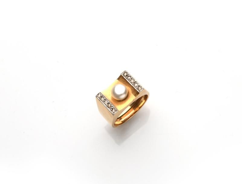 Null Bague chevalière en or (750 millièmes) ornée d'une demi-perle et de deux li&hellip;