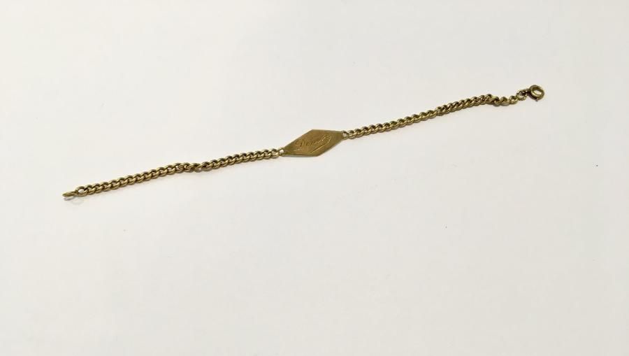 Null Bracelet gourmette en or (750 millièmes), ornée d'une plaque gravée "Denise&hellip;