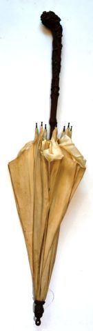 Null Une ombrelle présentant un manche en bois richement sculpté d'un décor natu&hellip;
