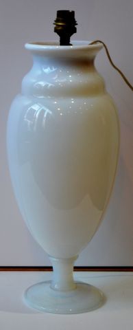 Null Vase en verre opalin monté en lampe.
H. 36 cm.