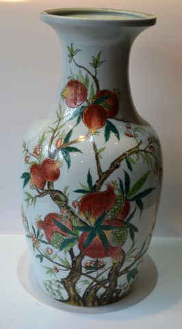 Null Vase en porcelaine de Limoges à décor d'un plan de grenades
Fond percé pour&hellip;