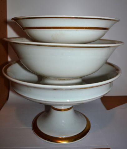 Null Trois coupes sur piédouche en porcelaine blanc et or. 
Paris XIXe siècle 
(&hellip;