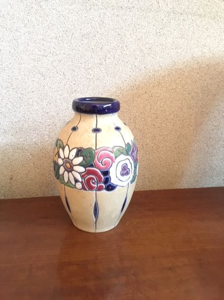 Null Vase en céramique à décor de fleurs stylisées.
Circa 1940