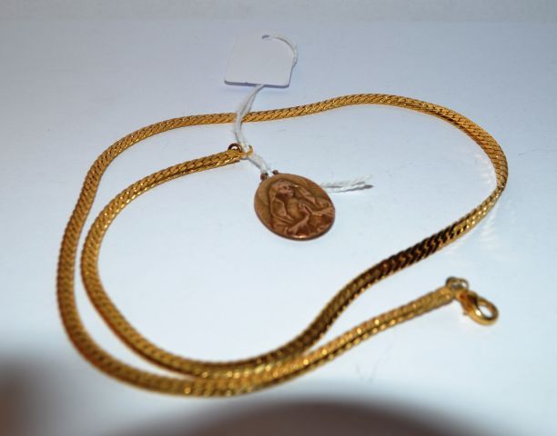 Null Lot en métal doré comprenant : un collier maillons gourmette et un pendenti&hellip;