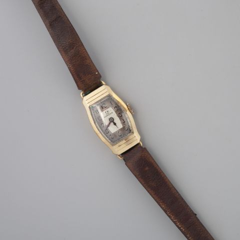 Null Bracelet montre de dame Omega en or ciselé 750 °/°°, boîtier tonneau, mouve&hellip;