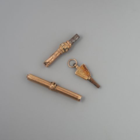 Null Lot de clefs de montre en or 750 °/°° et métal rehaussés d'émail et de perl&hellip;