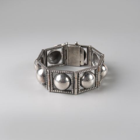 Null Bracelet ruban articulé en argent 925 °/°° à décor bombé et perlé. Poids. 6&hellip;