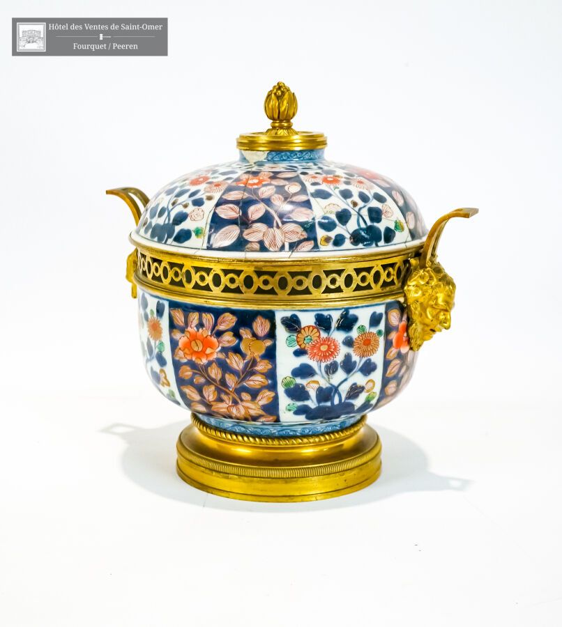Japon XIXe siècle, Pot couvert pouvant former brûle parfum en porcelaine Imari. &hellip;