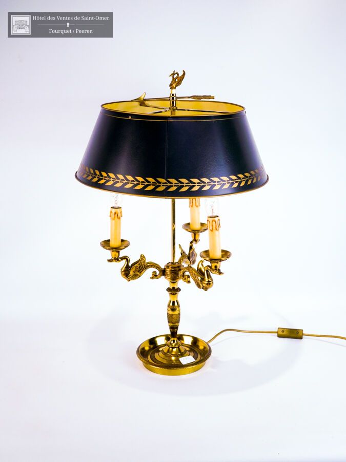 Null Lucien GAU巴黎，帝国风格的热水瓶灯，有3个鎏金铜臂。黑漆金属板灯罩，装饰有楣状的顶饰，可调节高度的箭和展翅的天鹅。20世纪 高72厘米