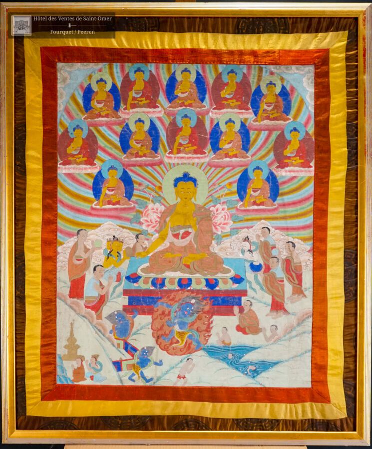 Null 丝绸上的多色唐卡，描绘了带着光环的释迦牟尼佛坐在云端的宝座上打坐，左手拿着供养碗，右手持菩提心法（见证大地）。上部是宗喀巴大师、贝叶嘉措、萨满陀罗与他&hellip;