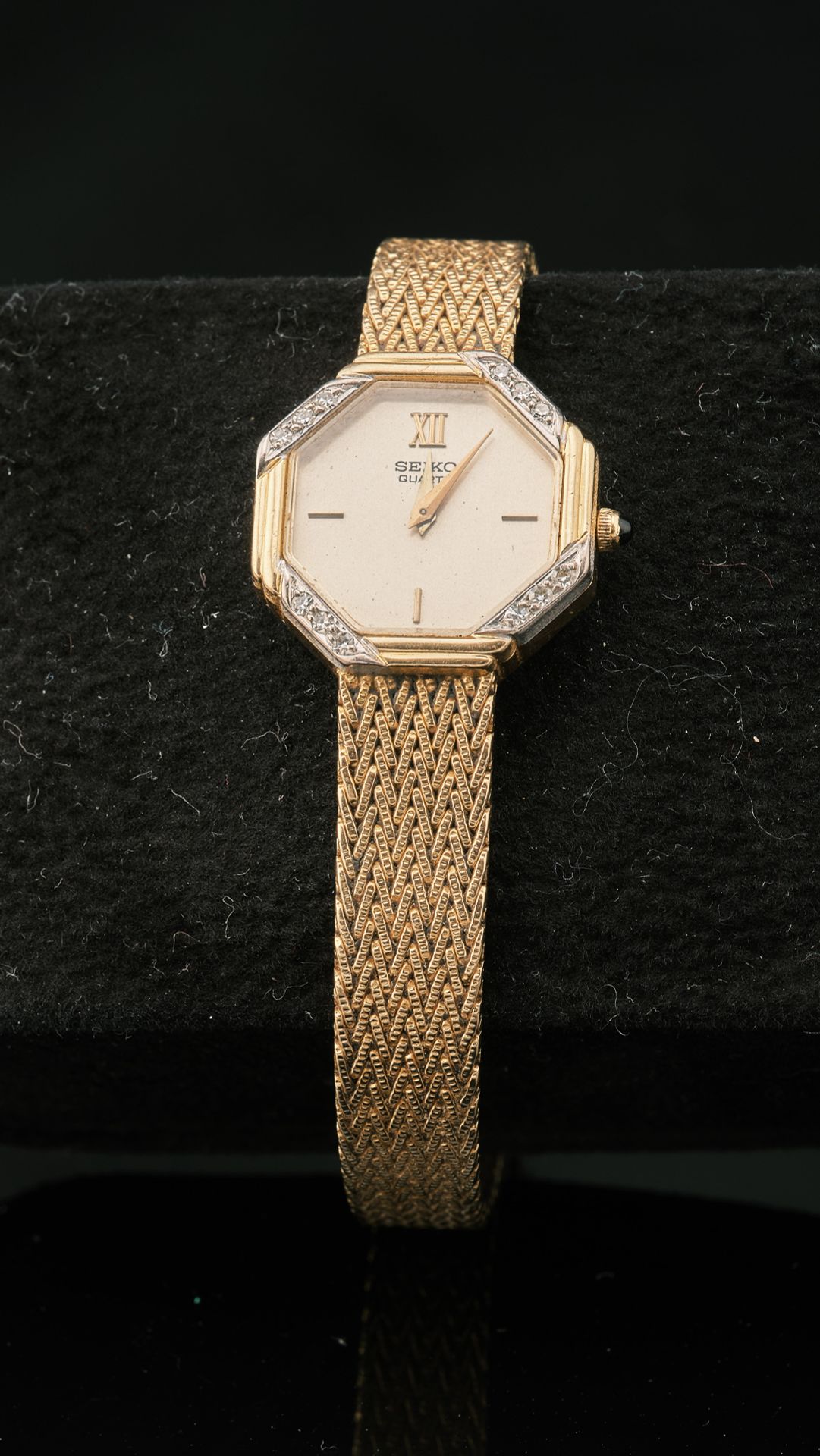 Null 精工

用于UTI--东德市场

18K黄金750千分之一的女士腕表，配备石英机芯。

黃金八角形錶殼，錶圈鏤空，部分鑲有鑽石，凹槽錶冠鑲有凸圓形寶石&hellip;
