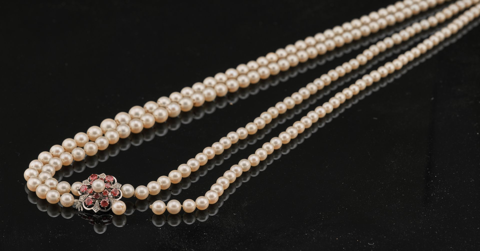 Null 
秋季养殖珍珠项链，从5.80毫米到9.20毫米（事故，要重新固定），18K750千分之一的白金棘轮扣，点缀红宝石和钻石。




法国
VOLAIR&hellip;