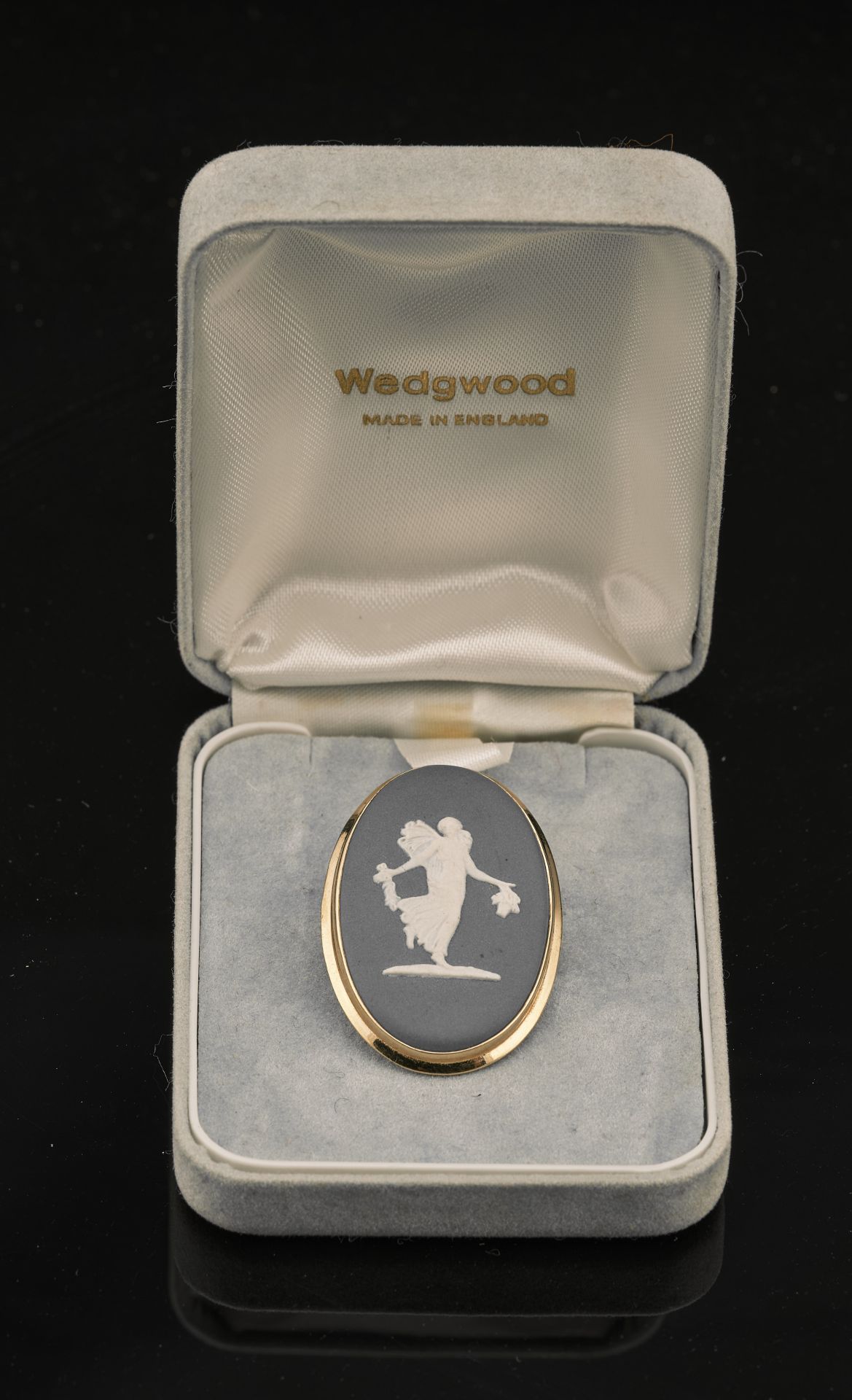 Null 9K黄金胸针（规则中），中心为青绿色背景的Wedgwood恩典，胸针有安全保障。在其案件中。尺寸：40 x 30 mm