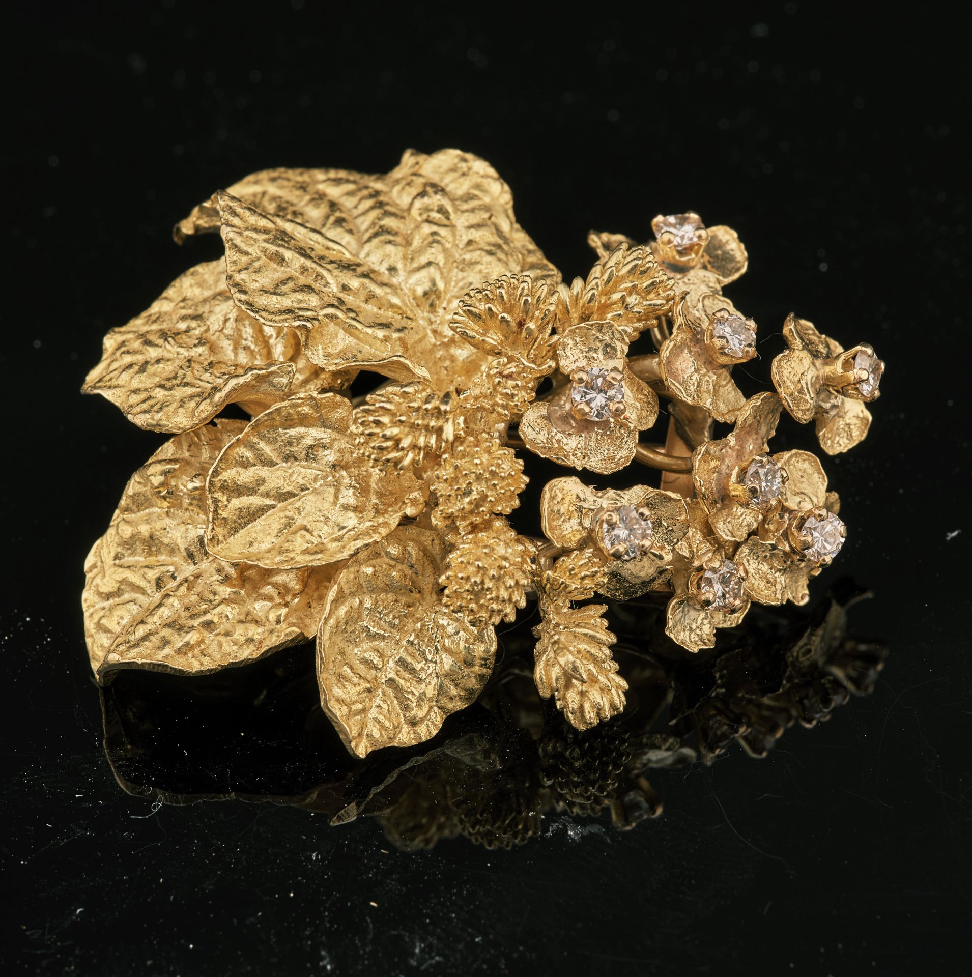 Null 
Jean-Claude CHAMPAGNAT




18K黄金750千分之一胸针，叶子和花朵图案，哑光质地和阿马蒂，装饰有8颗现代切割钻石，爪式镶&hellip;
