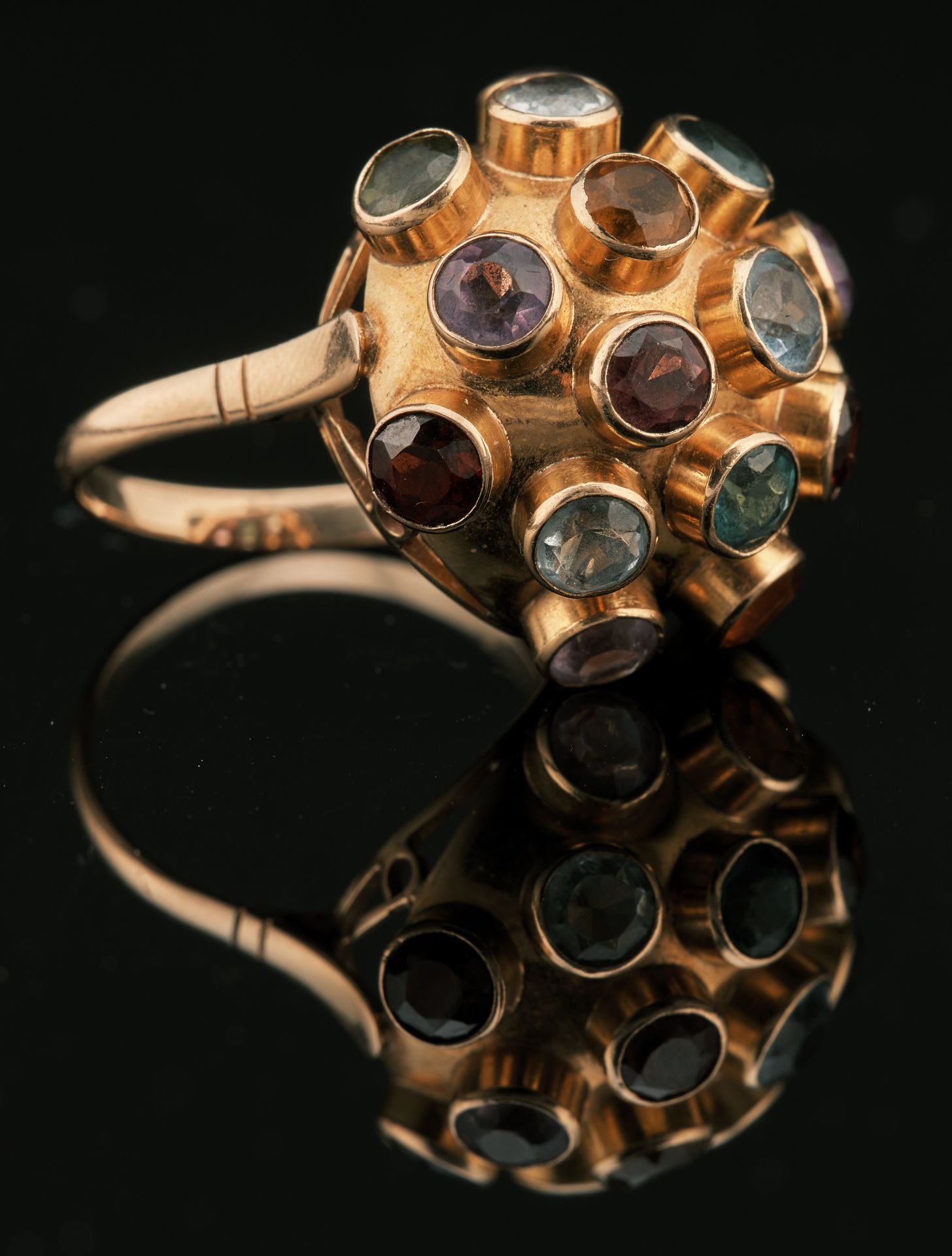 Null 14K 585千分之一黄金 "Sputnik "戒指，装饰有19颗封闭式的多色宝石，部分为镂空镶嵌。伴随着里约热内卢的一个案例Fchupp

手指大小&hellip;